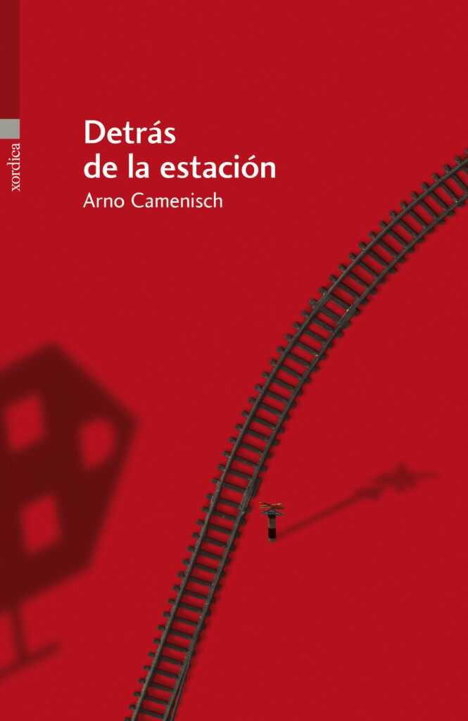 Detrás de la estación