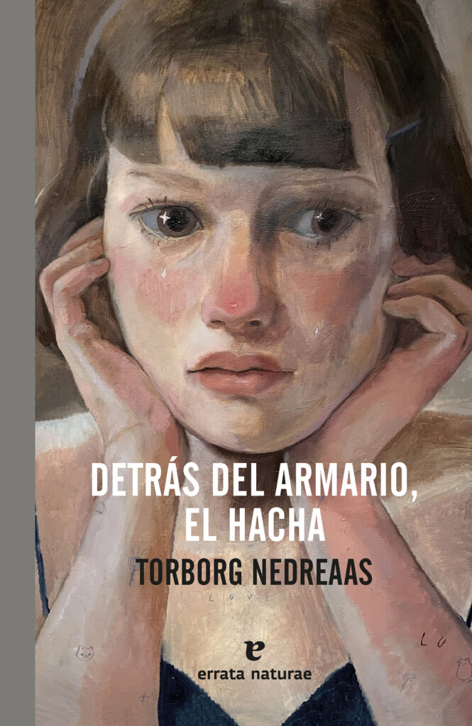 Detrás del armario, el hacha